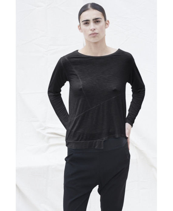 BLACK T-SHIRT WITH IRREGULAR SEAMS AND HEM