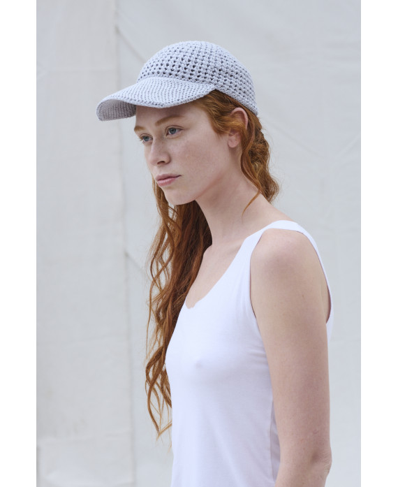 GORRA DE GANCHILLO DESFILE GRIS CLARO