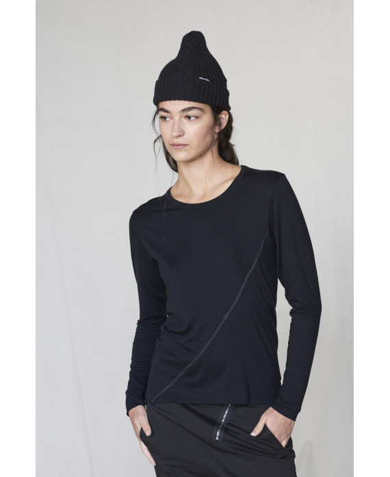 Front seam basic T-shirt in black