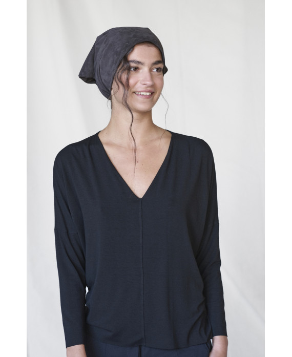 V-NECK OVERSIZE T-SHIRT IN BLACK