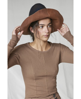 ROUND NECK RIBBED T-SHIRT IN HAZELNUT