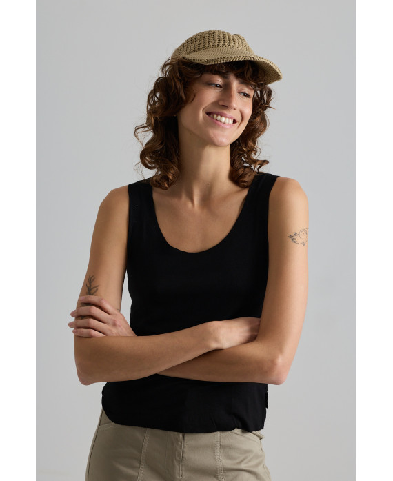 BLACK SLEEVELESS T-SHIRT