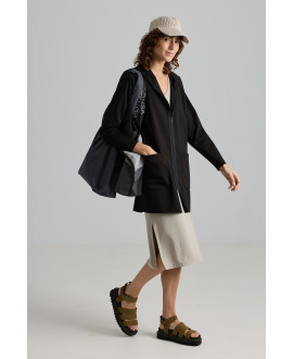 PARKA LIGERA CON CREMALLERA Y CAPUCHA EN NEGRO