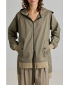 PARKA DE BAJO IRREGULAR Y MULTIBOLSILLOS TOMILLO