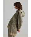 PARKA DE BAJO IRREGULAR Y MULTIBOLSILLOS TOMILLO