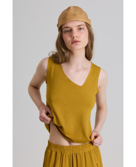 CAMISETA CUELLO PICO DESPLAZADO MOSTAZA