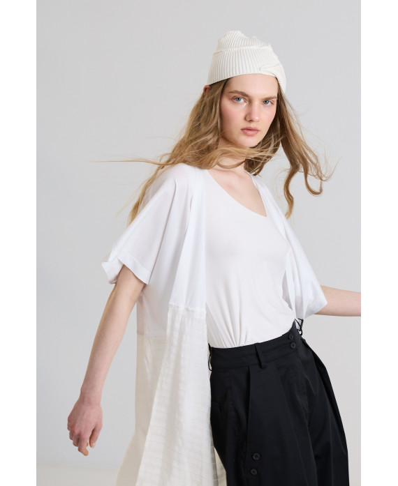 CAMISETA CUELLO PICO DESPLAZADO BLANCO