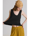CAMISETA CUELLO PICO DESPLAZADO NEGRO