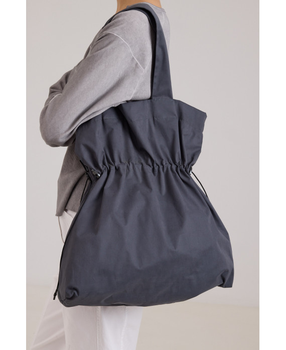 BOLSA CON CINTA REGULABLE EN GRIS OSCURO