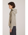 CHAQUETA ENTALLADA CON CAPUCHA SALVIA