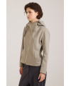 CHAQUETA ENTALLADA CON CAPUCHA SALVIA