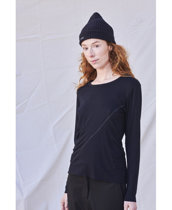 Front seam basic T-shirt in black