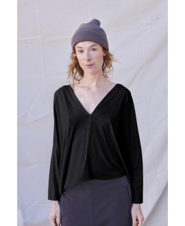 CAMISETA OVERSIZE DE CUELLO PICO EN NEGRO